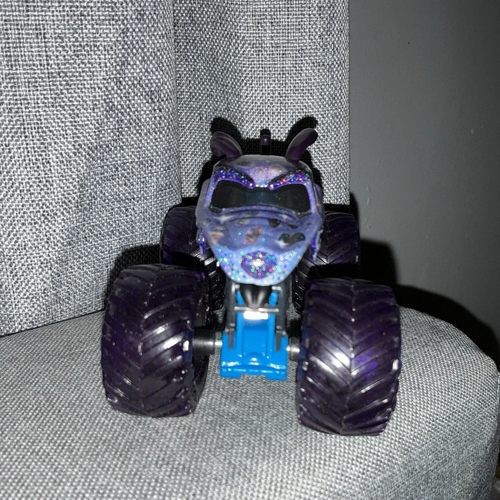 Monster Jam Gears Galaxies Monster Mutt Dalmatian Purple 1:64 Purple Sparkle